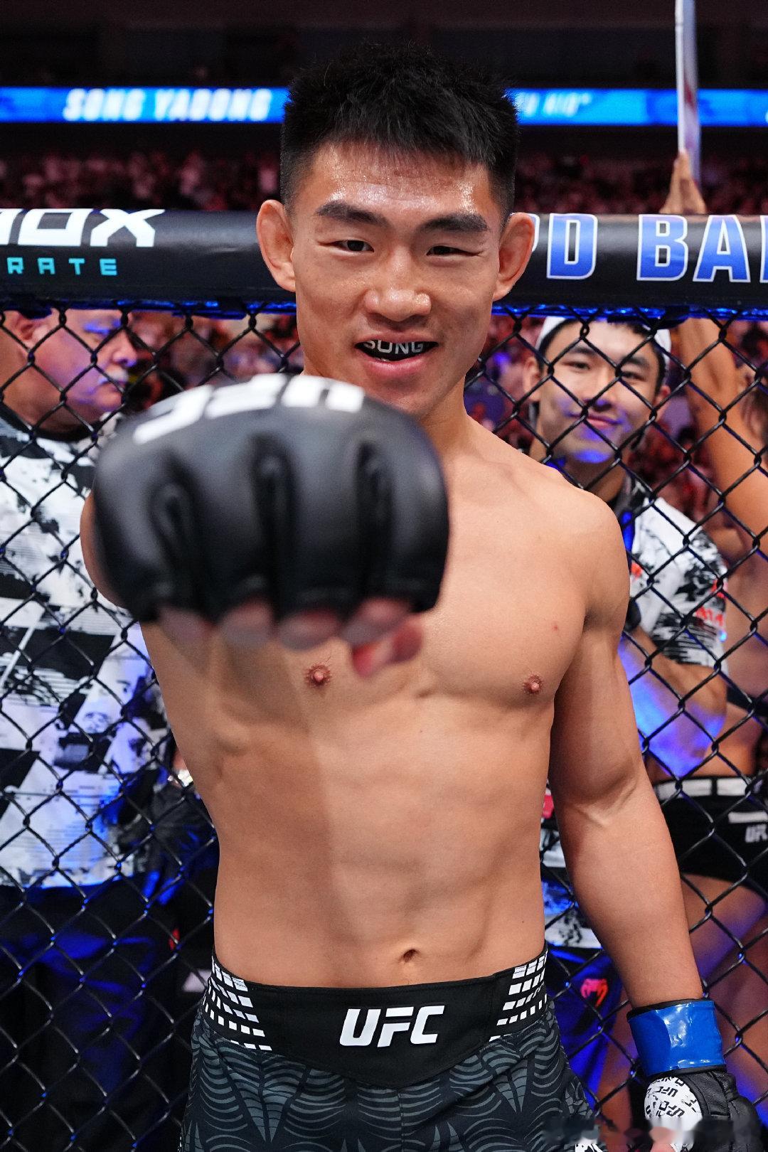宋亚东那个少年回来了 发博晒图：“那个少年回来了 ​​​”在昨日的UFC格斗之夜