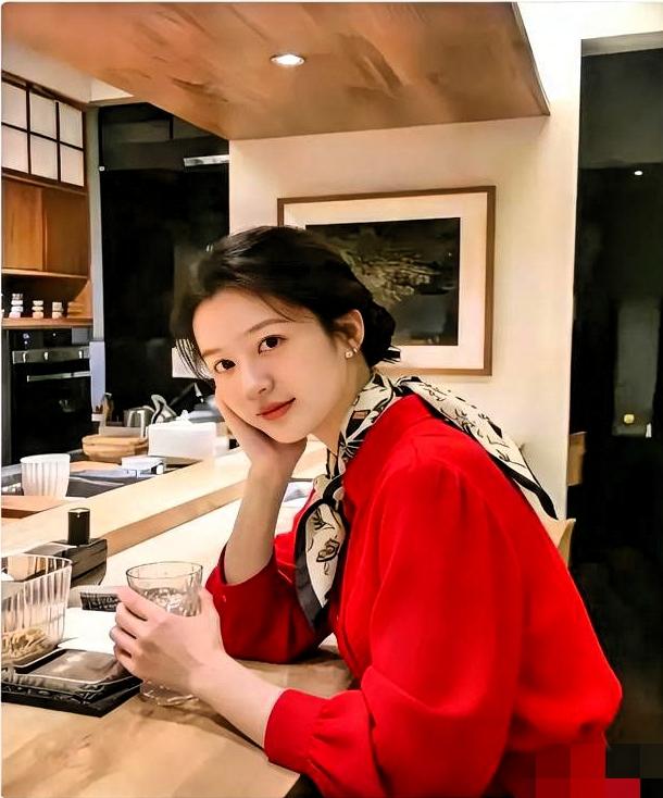 我今年快三十了，
老妈也懒得管我了，
不催婚不吵我了，
不跟我提彩礼了，

转眼