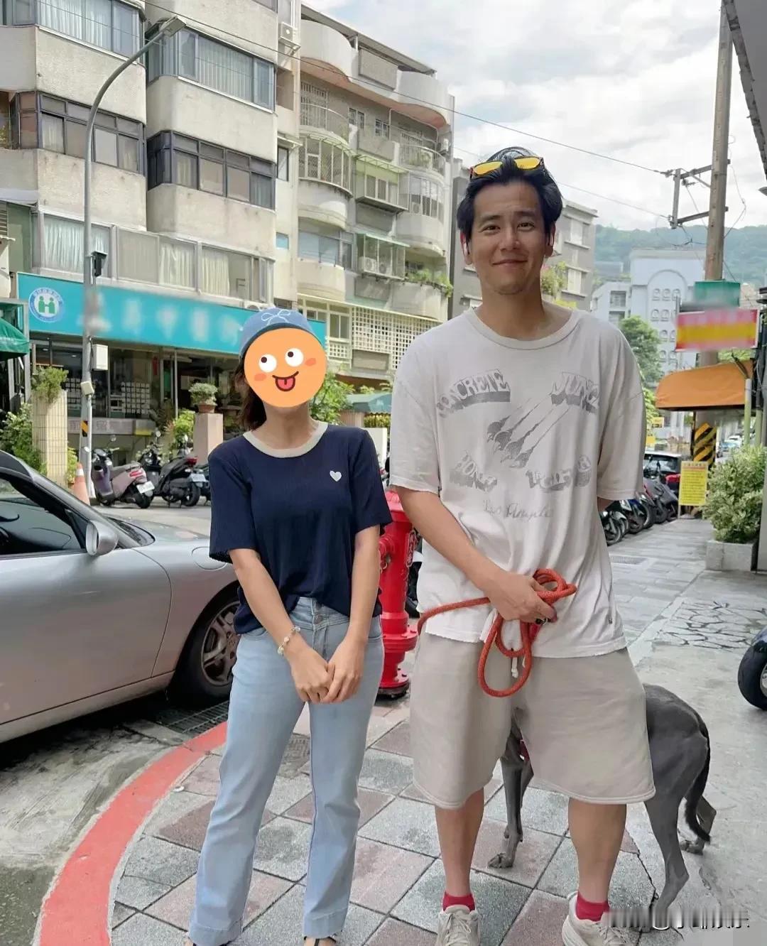 彭于晏在台湾街头遛狗被拍，他满脸笑容，自信满满，一个大T恤搭配短裤，很日常的穿搭