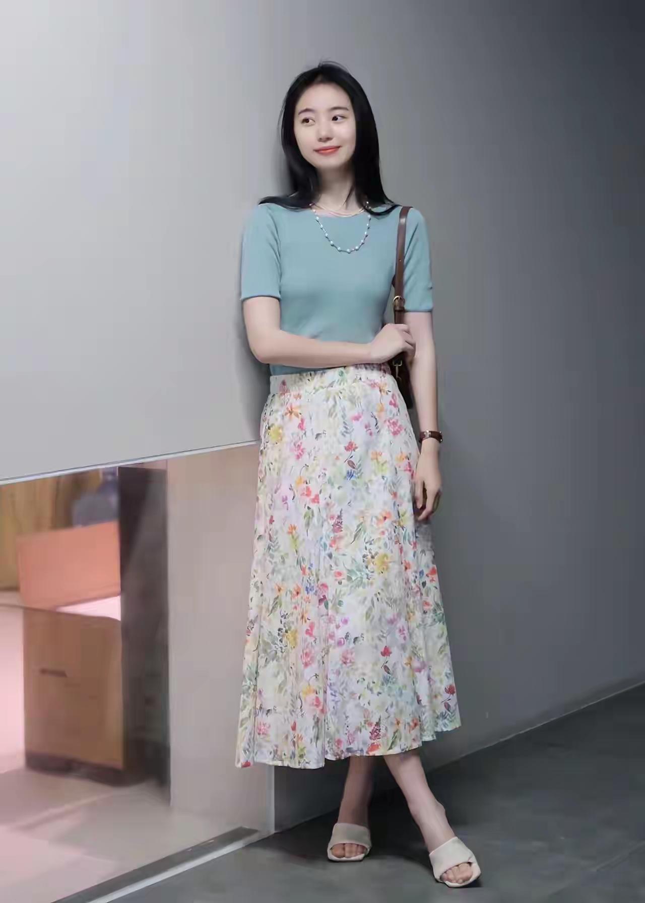 清新夏日穿搭指南，蓝绿上衣+印花长裙，轻松自在！