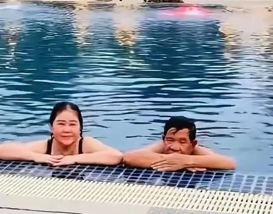 看看洪森亲王夫妻多么幸福，两个人在游泳池里玩耍，二人世界，周围没有其他人，不像我