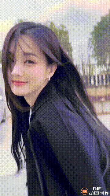 李一桐在路上扭动舞姿。
因幅度过大导致外套脱落，
整个雪白无瑕的美背展露无遗，然