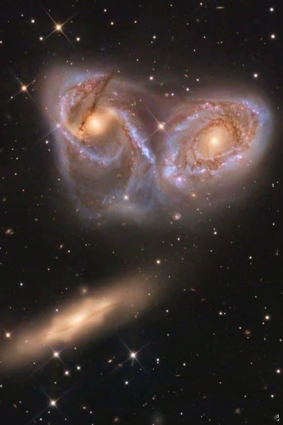 深空宇宙的面具  一场持续1.9亿年的宇宙之舞仔细看。太空的丝绒黑幕中，回望着你