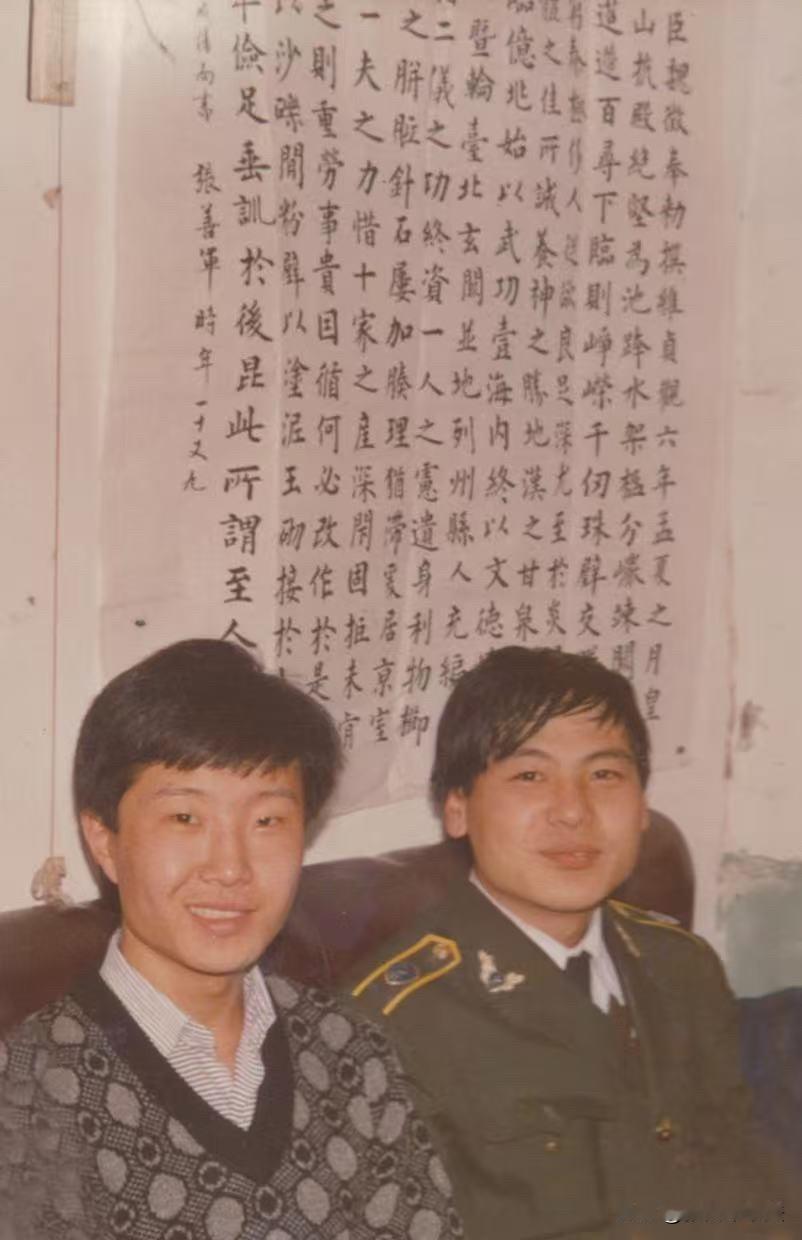 19岁，姥姥家和表哥在沙发上的合影