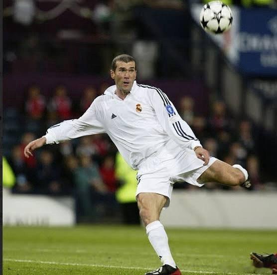 凌空抽射，越来越少了？大概背后是，精确传切代替了长传半高，空间压缩代替了凌空飞舞