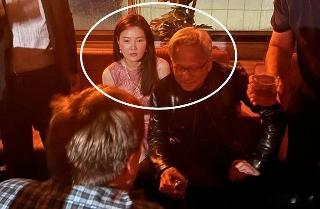 这位坐在黄仁勋身边的女人是谁？外网已经为此炒翻天了！
10月29日《纽约时报》率