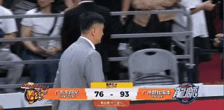 比赛前喝得有多高兴，比赛后就有多没脸见球迷！
广东队惨败给广州队后，杜峰一声不哼