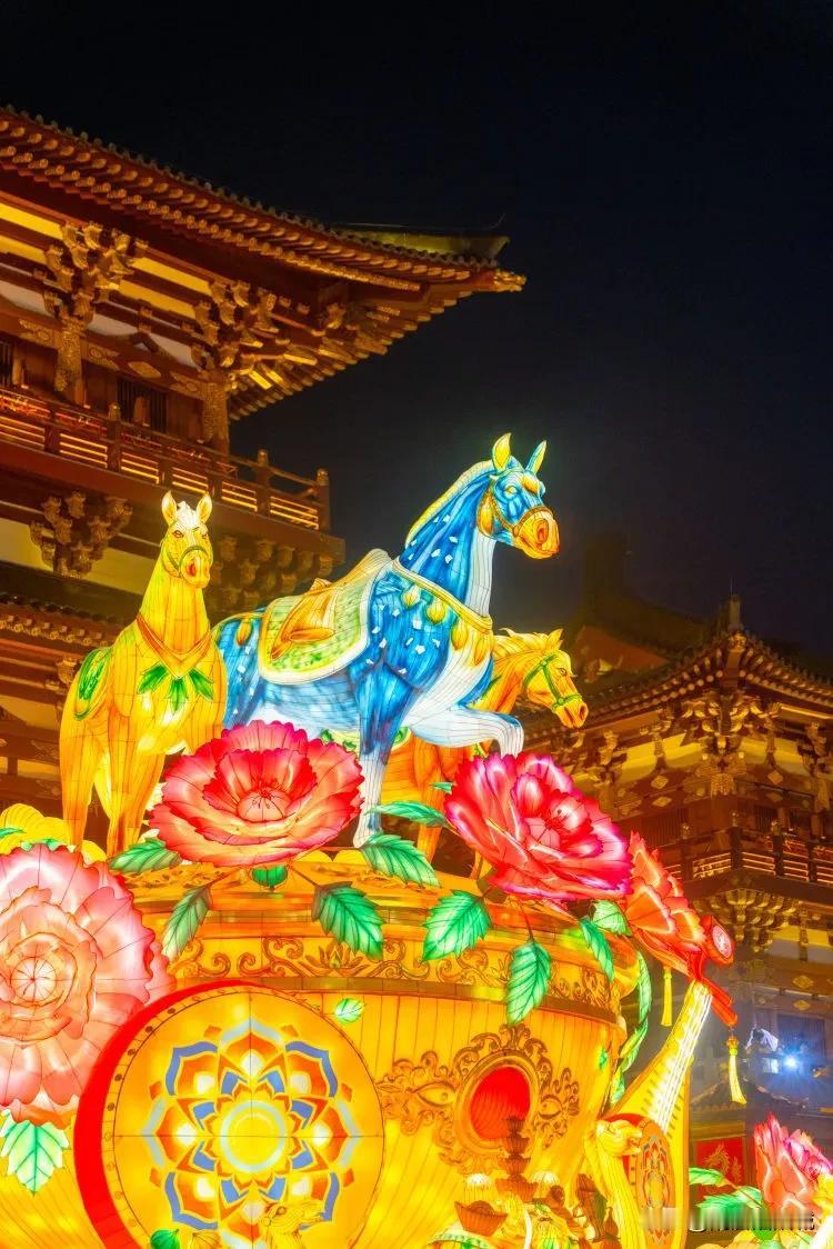 “神都上元灯会”九洲池会场流光溢彩，灯海、古建交相辉映，宫里过年氛围感拉满！
