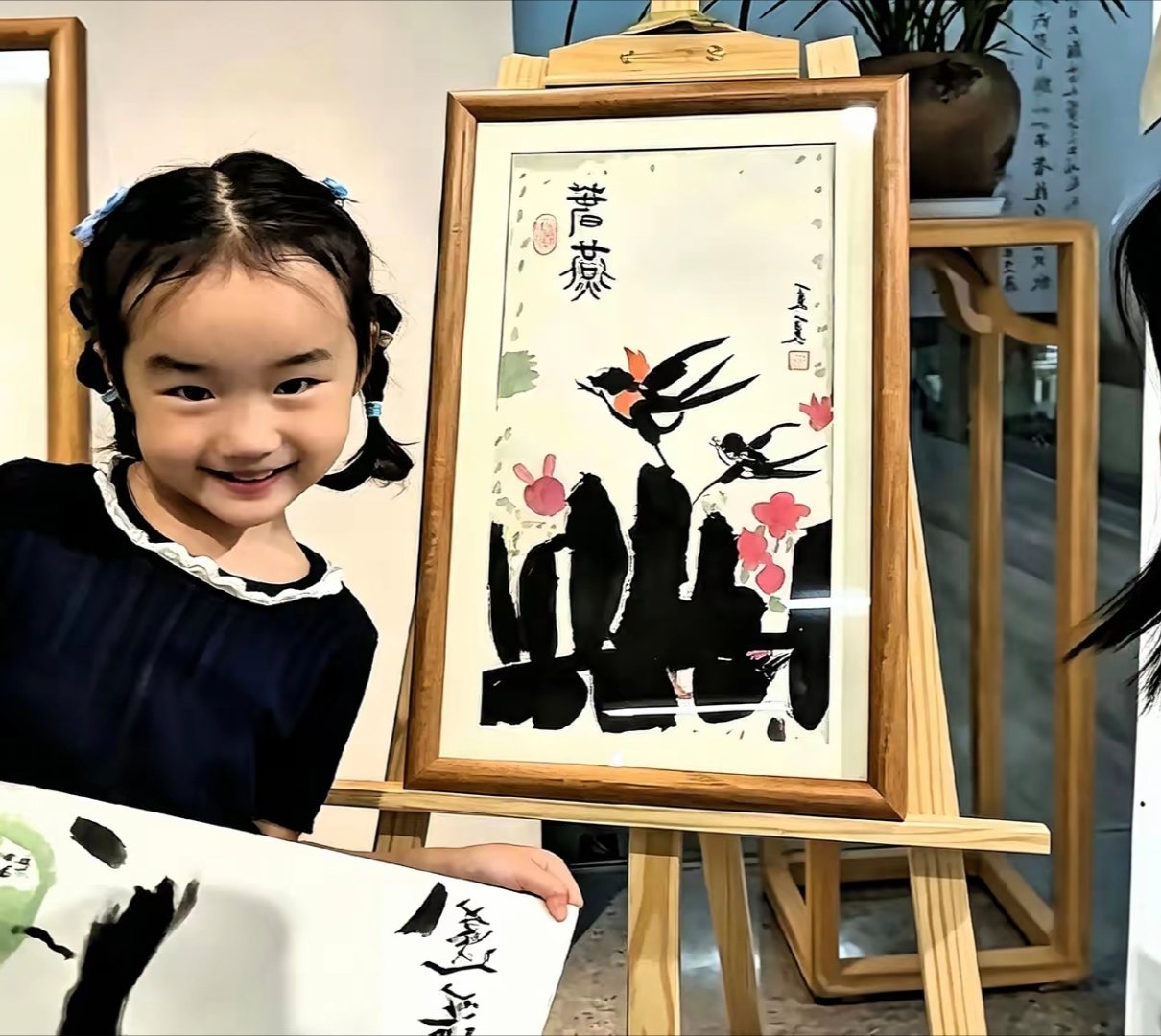 李亚鹏小女儿李夏才四岁，水墨画《春燕》就在培德书院参展了。有钱人的托举真的很重要