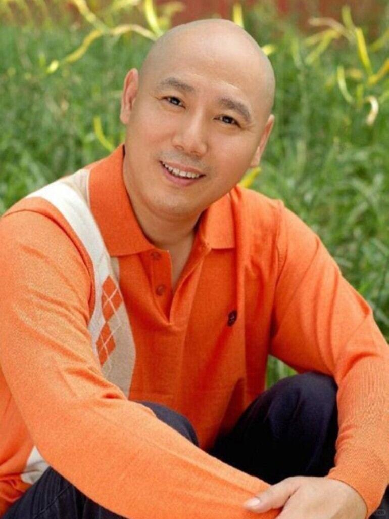 一、初识：京剧牵线，相差18岁
 
- 1996年冬，42岁的李诚儒通过兄长（京