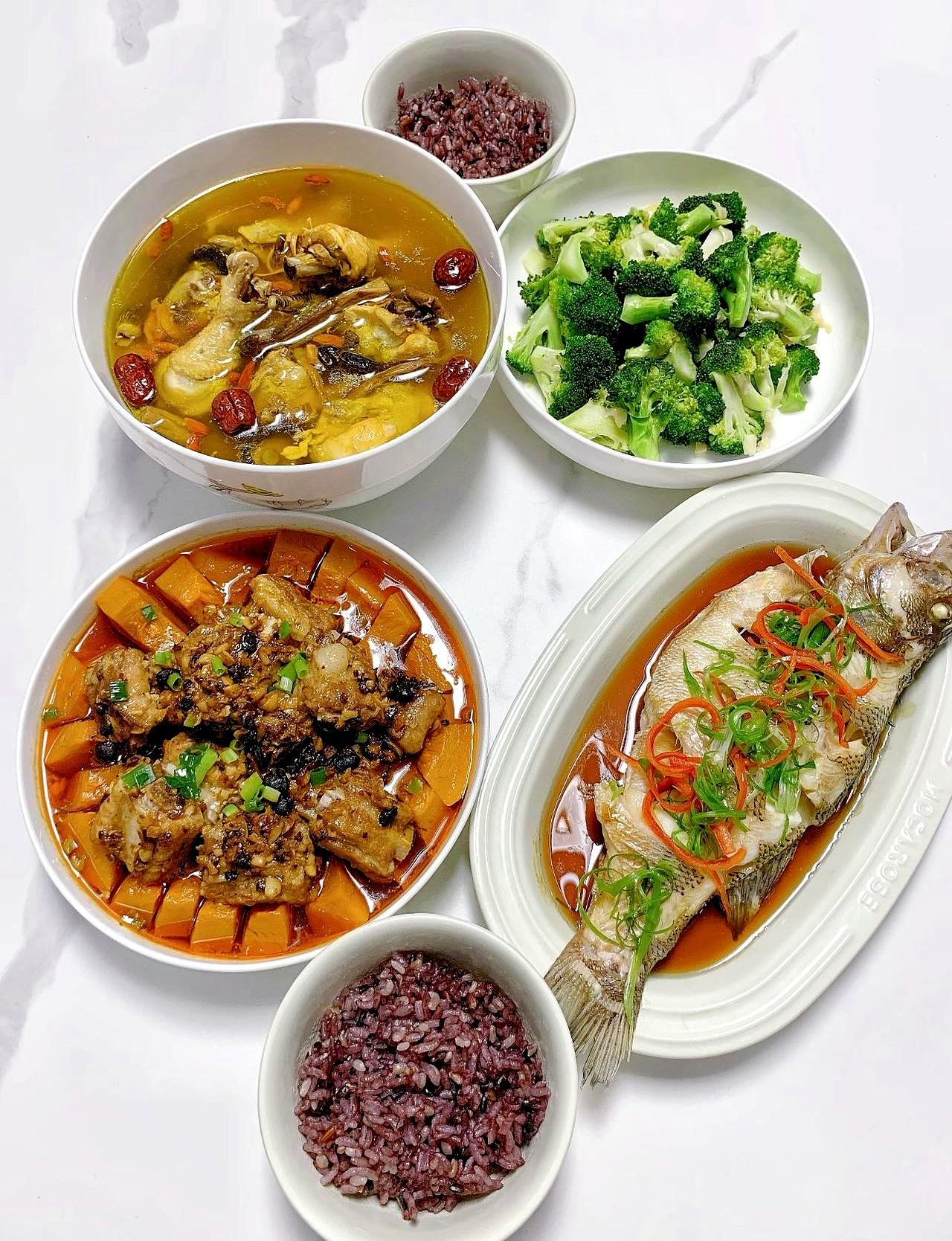 我家那口子他娘，做饭就认准一个蒸字。
头回见三笼屉齐冒热气，心想这谁不会啊，把东