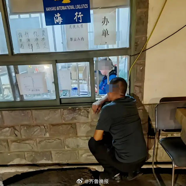 【晚报来论 | #问路100元仅撕掉标语还不够#】这几天，上海市一家堆场，因“丁