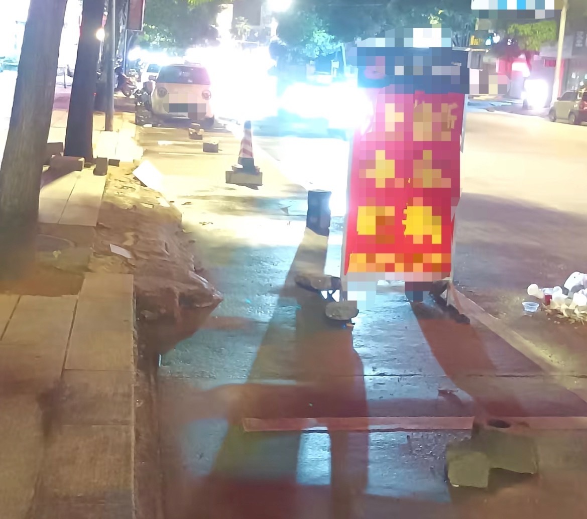 【玉林城区某道路边的停车位被石头占了】近日，网友爆料称：玉林市城区某道路的路边停