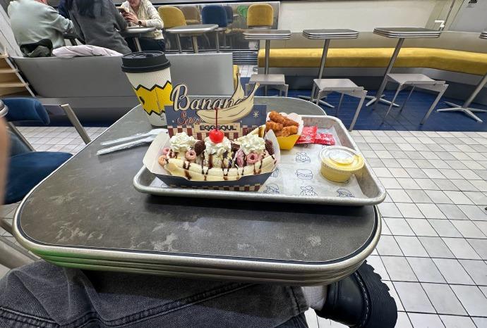 哇，姜！这可是你最喜欢的韩国男演员呀，必须打卡！顺便逛逛手机拍美食，看看大家又在