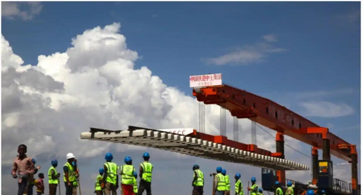 非洲的电网是中国拉的，互联网基站是中国建的，手机也都是中国出的，可当他们打开手机