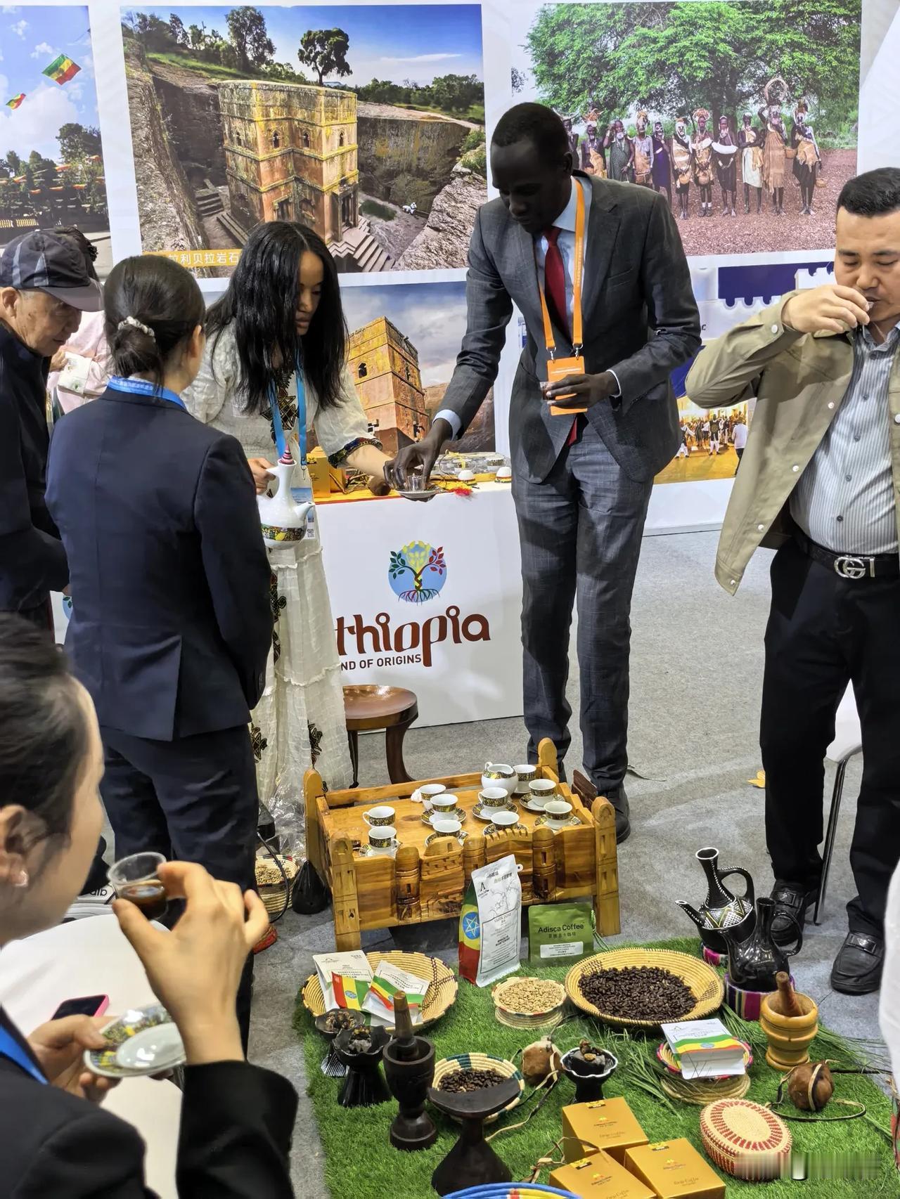 展会里，戴红领带的非洲商人，用陶壶煮着咖啡，香味扑鼻，人们不由自主的停下脚步，品