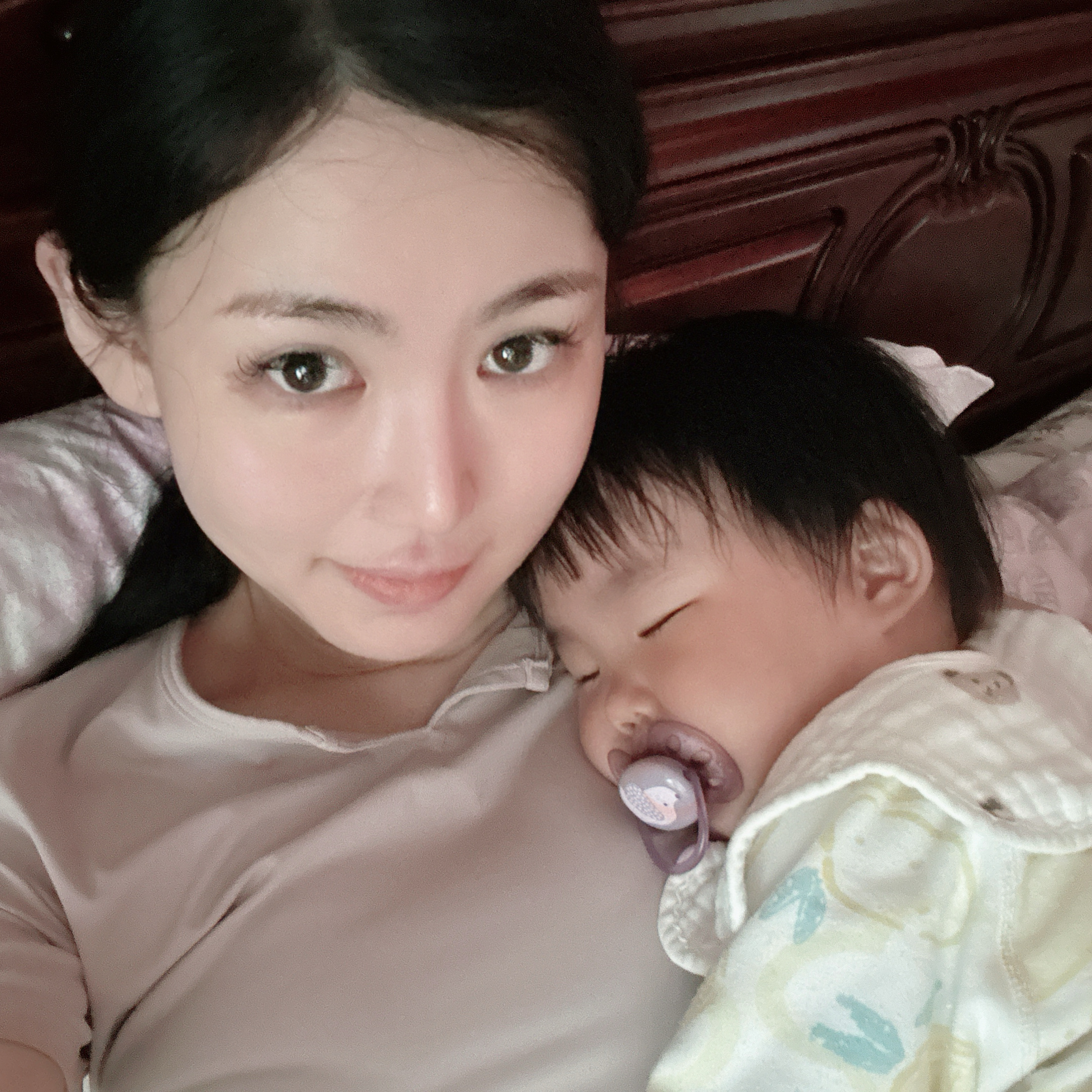 一个抱着倒头就睡了另外一个😌小虫子一样爬爬爬爬 