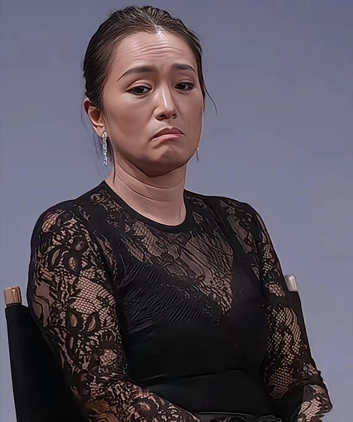 这还是大名鼎鼎的巩皇吗？满脸皱纹，身材宽厚，表情看上去相当痛苦？不知道，巩俐是怎