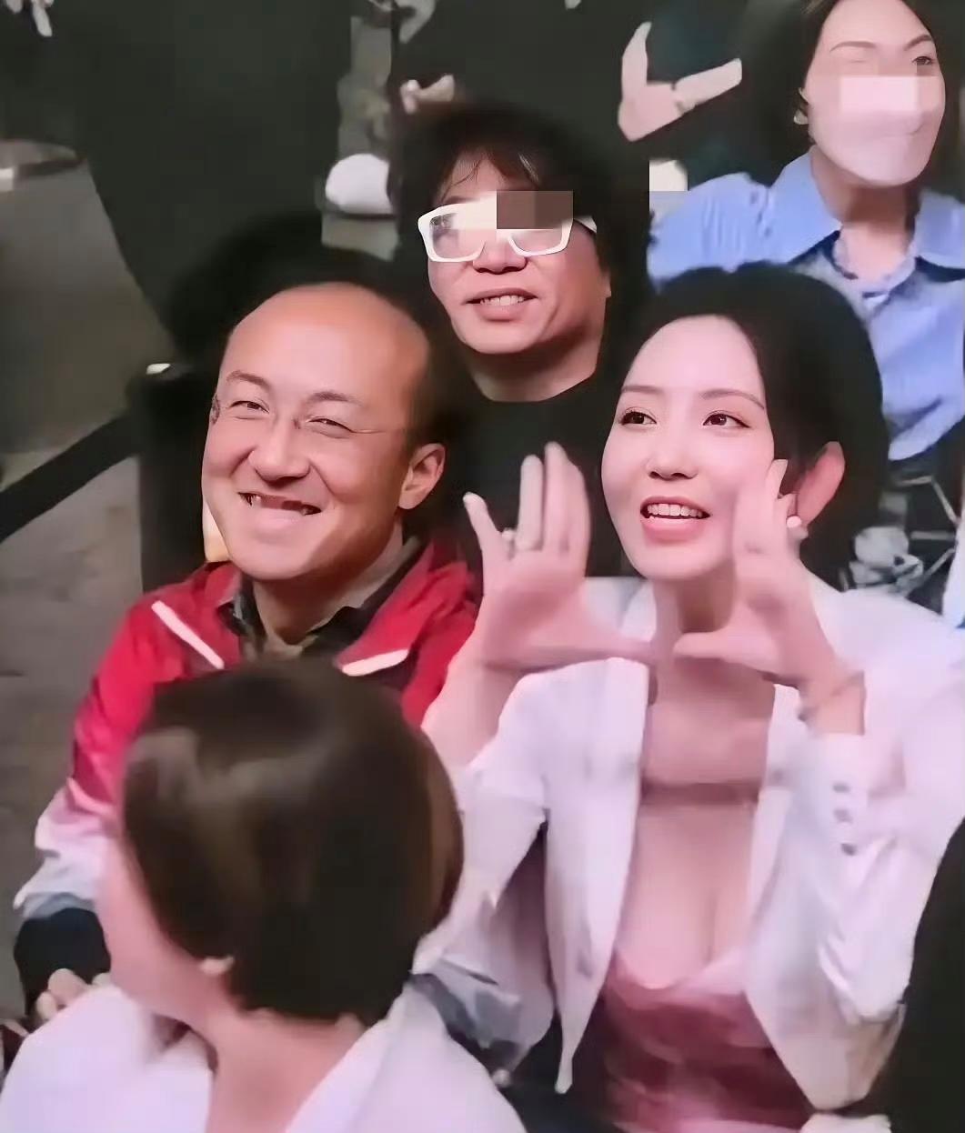 张萌的流量密码找到了：能少穿就少穿。不管任何场合都要露出两个大雷子，作为耀客老板