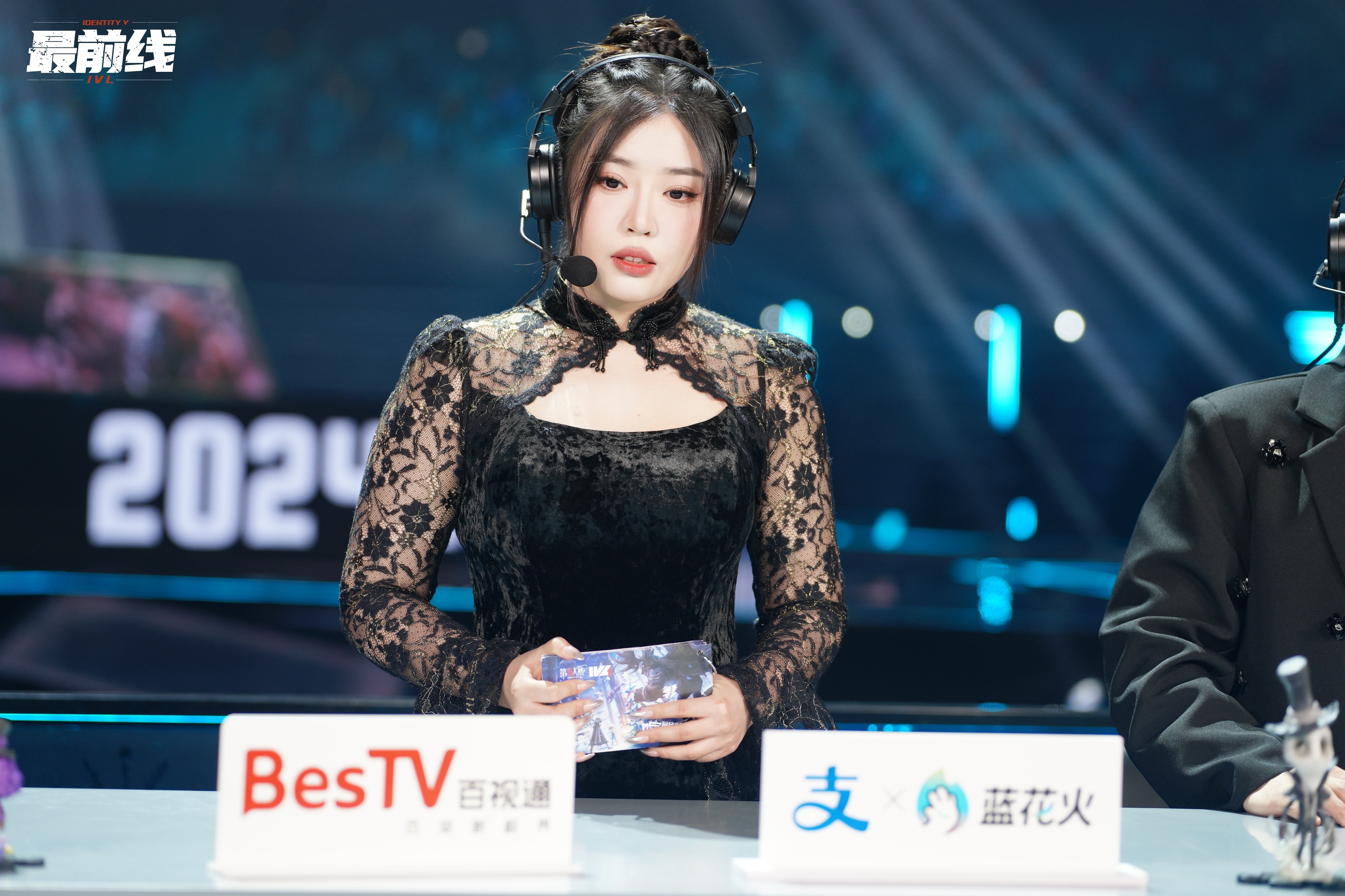 第五人格赛事[超话]  【总决赛解说返图】舞台灯光就位[酷]解说天团来咯[酷] 