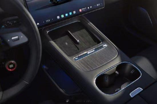 刚看到有人说 换代版本内饰里也上老登专属木纹了，觉的这样的说法有些偏颇，用什么材