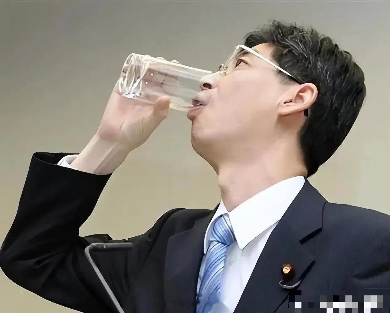原来喝核污染废水的日本官员，被确诊多发性骨髓瘤已经死了，我还以为日本人只是做做样