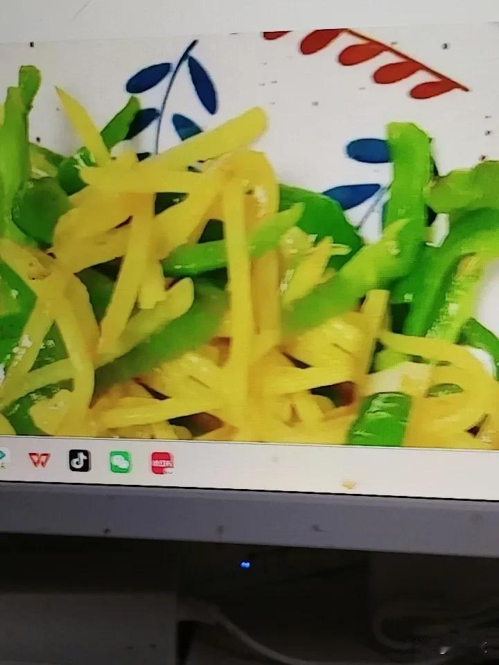 青椒土豆丝，那真是餐桌上的“常胜将军”。清爽怡神助运化，这话一点不假。
我超爱这