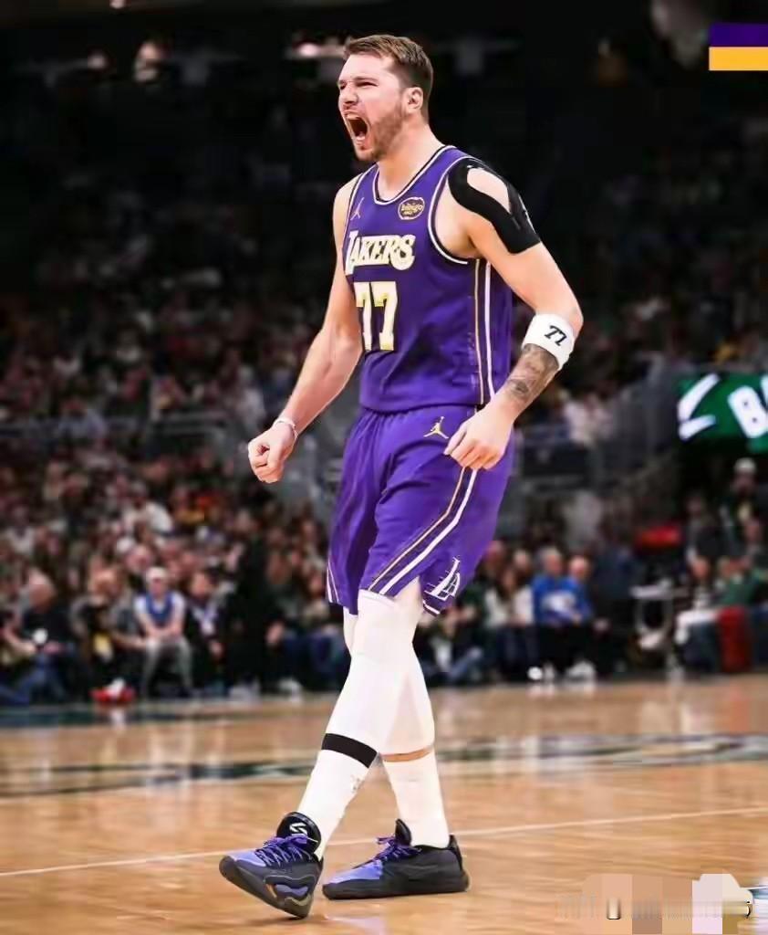 明日湖人迎战勇士，赛前传来两个好消息。

东契奇的伤势确定为左腘绳肌受伤，但伤情