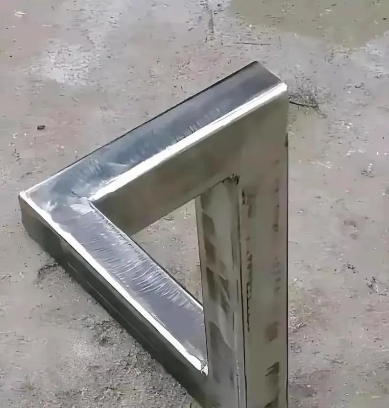 上联：眼见错觉可乱心；
下联：？？？