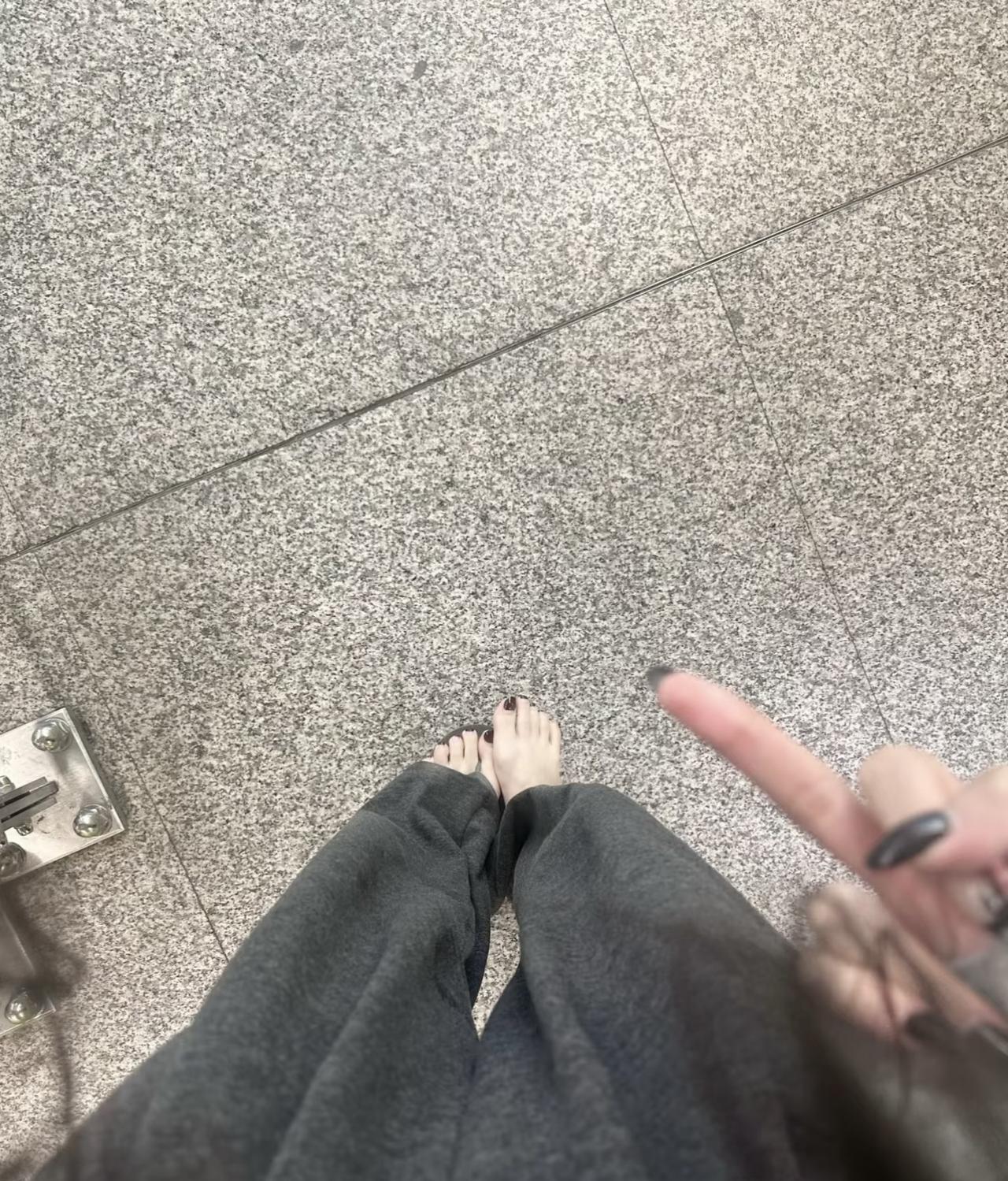 呜呜🥺广州地铁还我鞋子！
三号线实在太多人了！
下车时候大家都在拼命把我往前挤