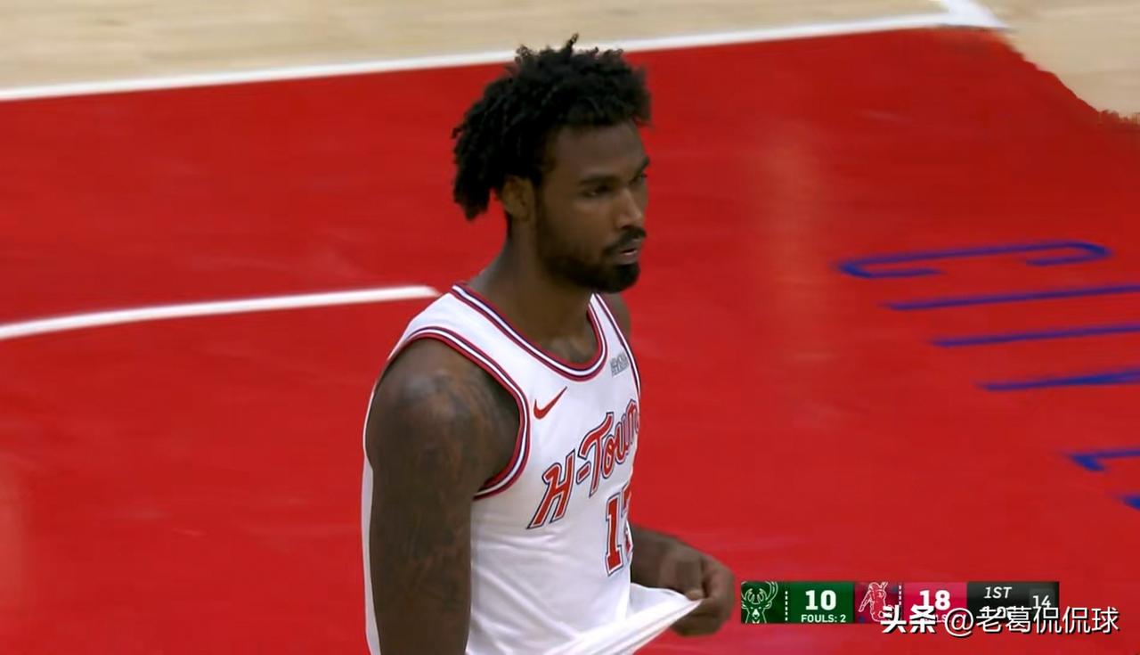 火箭大将伊森真是吃不了打替补的苦！在今天火箭主场迎战雄鹿的比赛中，目前双方半场战