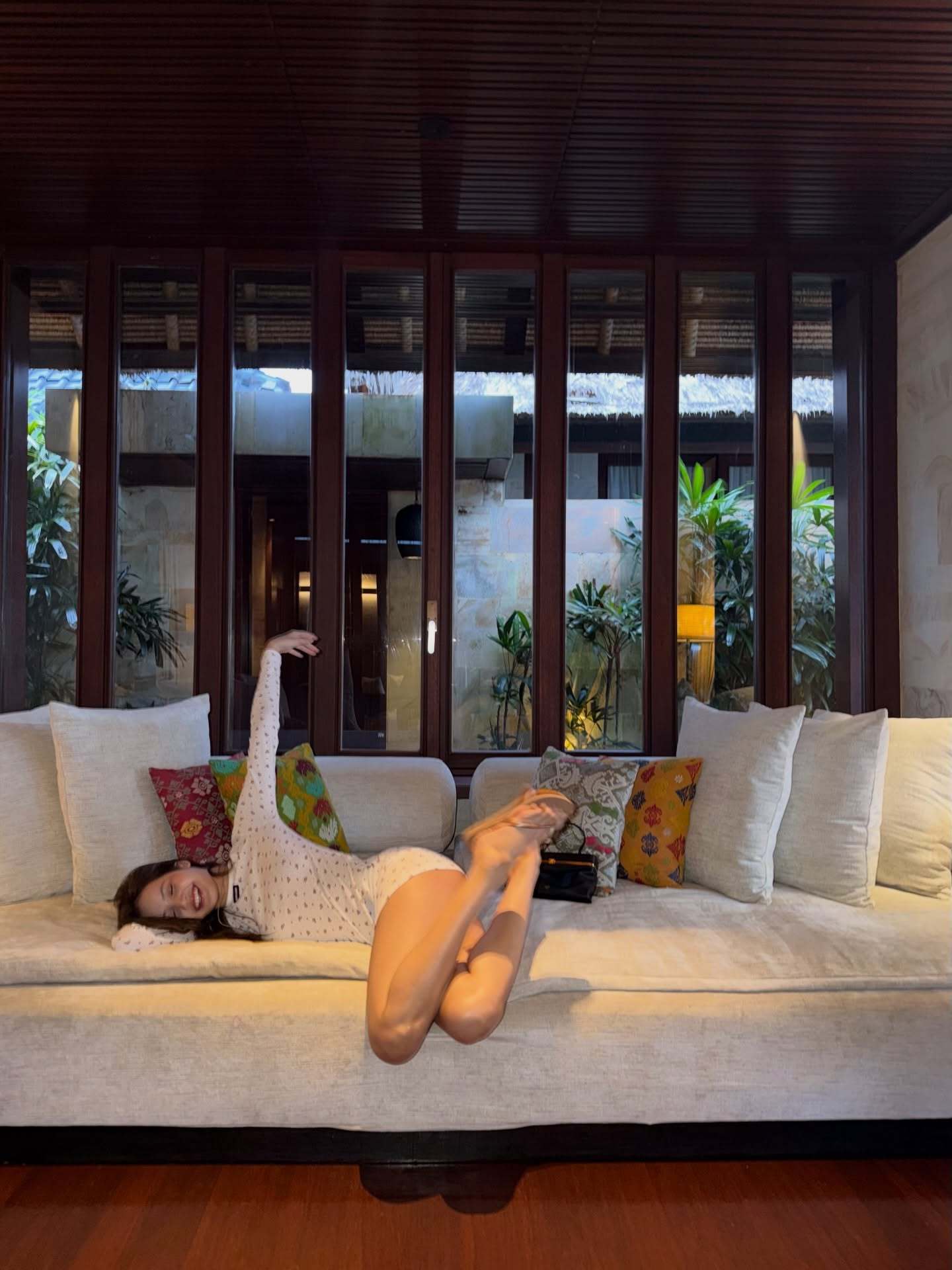 我两个鼻孔下面流出红红的鼻涕 