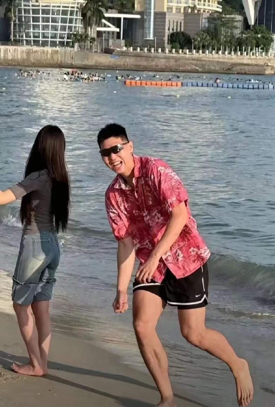 崔永熙海边休假，经过国家队的一系列赛事后，身心疲惫，现在闲下来，好好放松一下，下