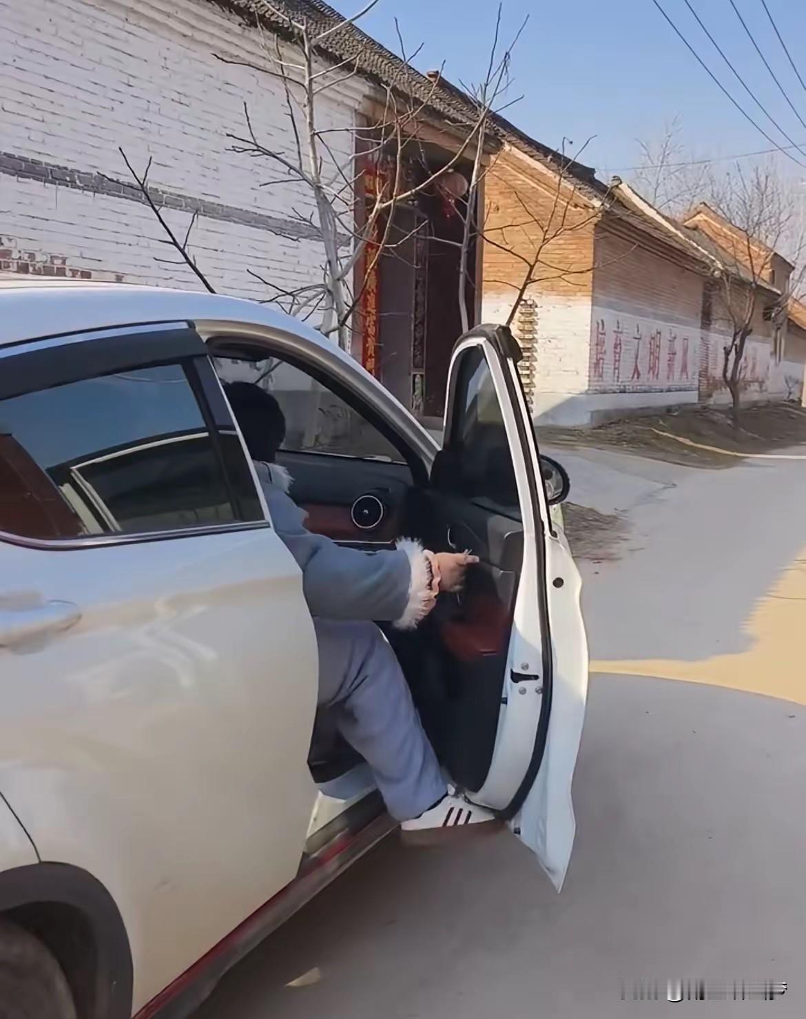 大衣哥女儿回娘家了
这油头[捂脸]
怎么也没个表情[灵光一闪]