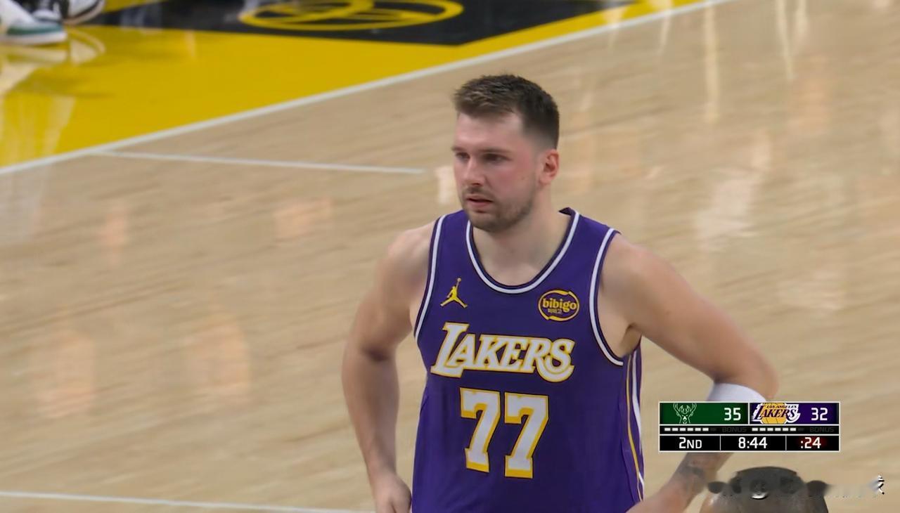 湖人当家球星东契奇竟然不受联盟的照顾了！在今天湖人主场迎战雄鹿的比赛中，目前双方