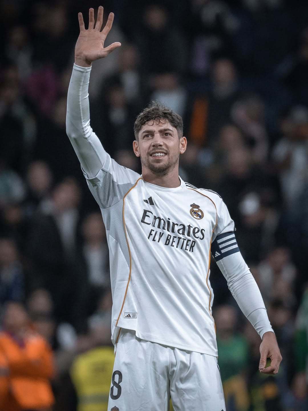 皇马巴尔韦德 想像贝林一样吸吸小🦅队长旗帜8号和上面的🦅好可爱(◍•ᴗ•◍)