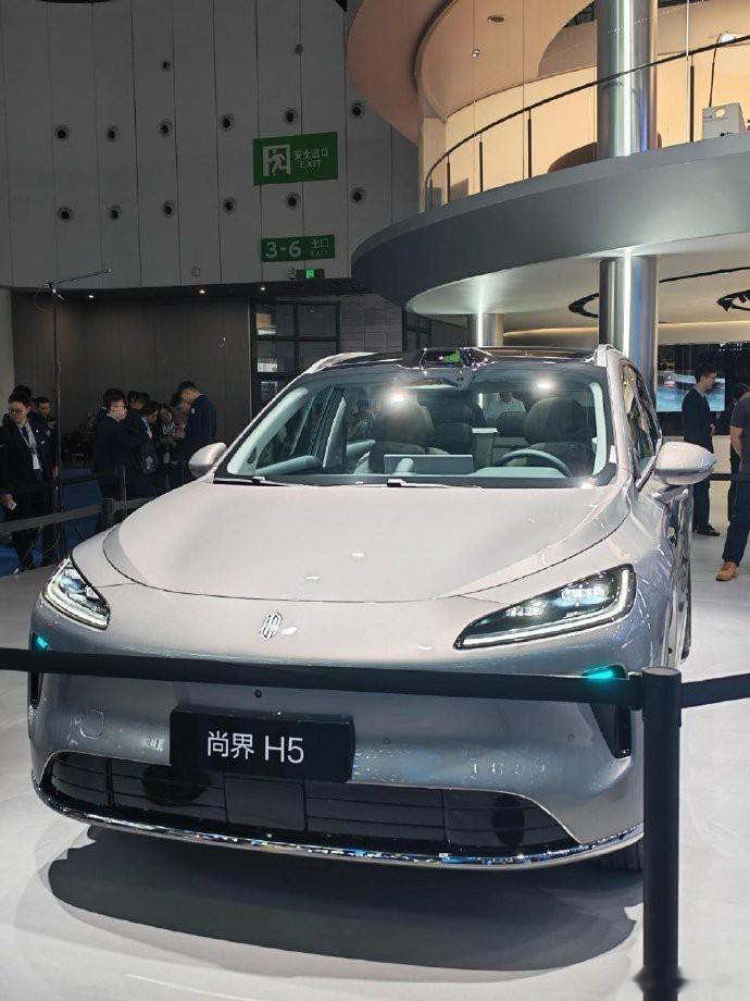 探索未来，驭见尚界。鸿蒙智行带来1300公里续航的家用SUV，让日常通勤成为一场