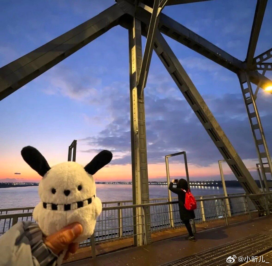 不用活给别人看，也不要只看着别人活。即使是不快乐的一天，也要恭喜自己成功地安然度