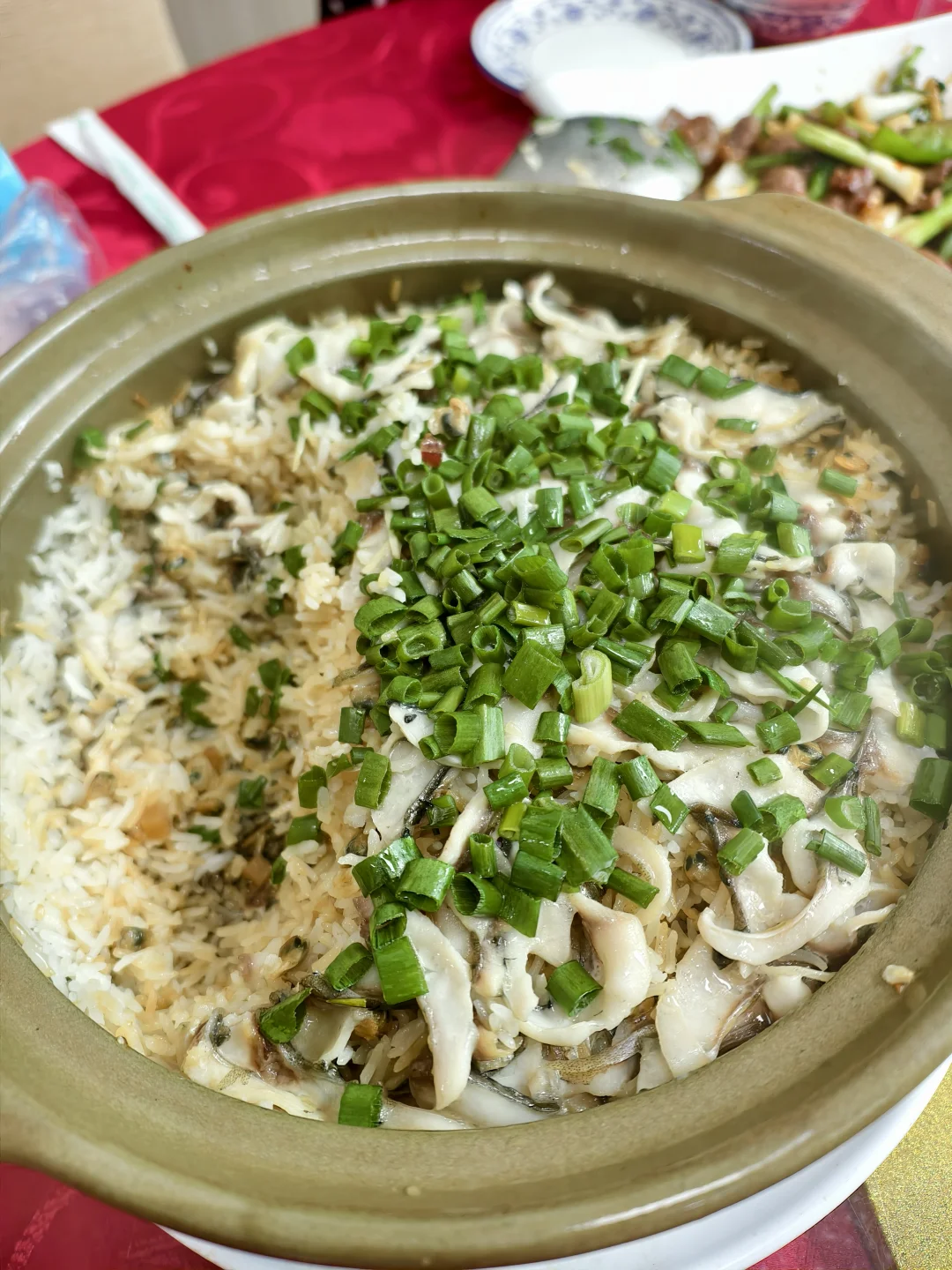 被朋友拽到增城，就为这一煲无骨鲫鱼蚬肉饭