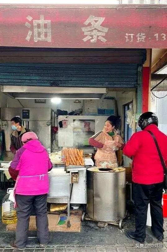 （原创）老店老味
城南那爿老夫妻俩开的半间门面的大饼油条豆浆店关张了。
关店是因