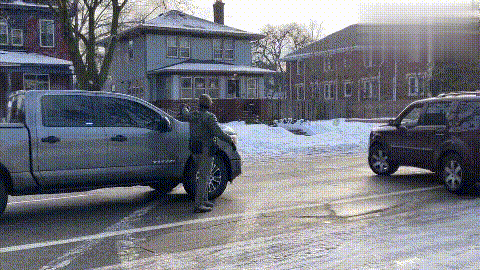 美国特工街头致命开火，市长怒斥ICE滚开，军方或将出手，内战要爆发？

事情发生