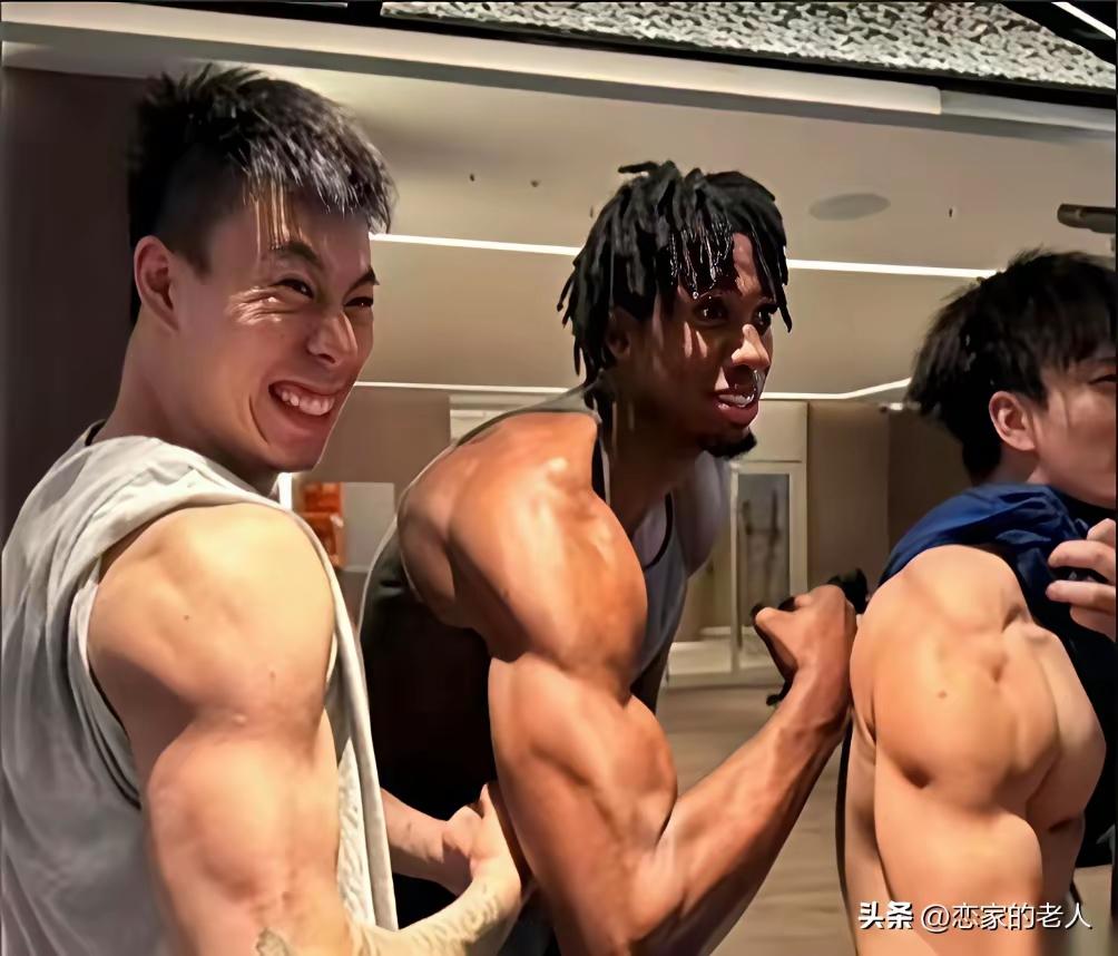 一个是时代宽容了，社会宽容了，让他们得以随心所欲。
还有这些孩子好奇心强，感觉黑