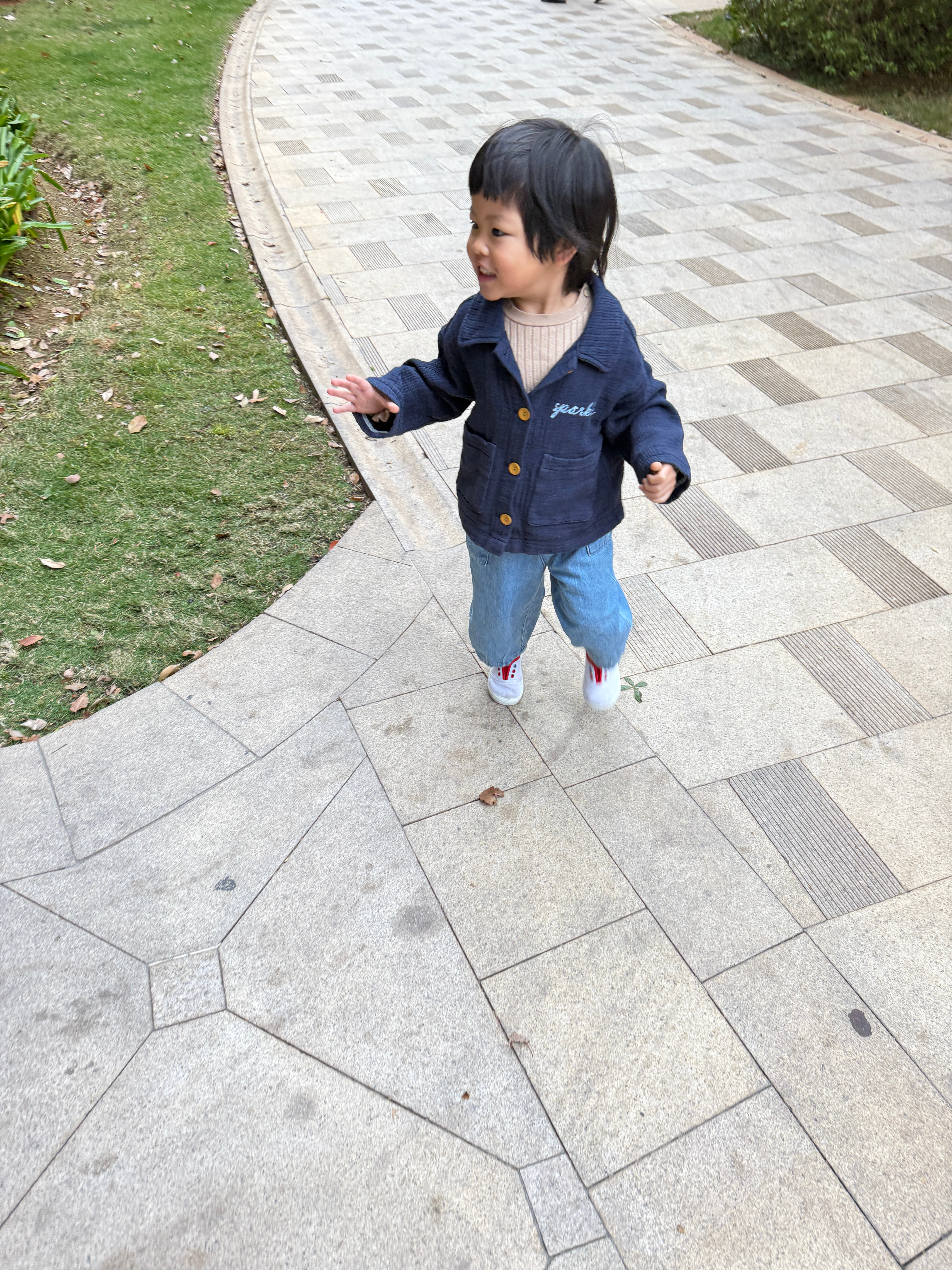 非常兴奋的球宝昨晚兴奋到十二点才睡着早上六点四十一喊她就立刻坐起来了 