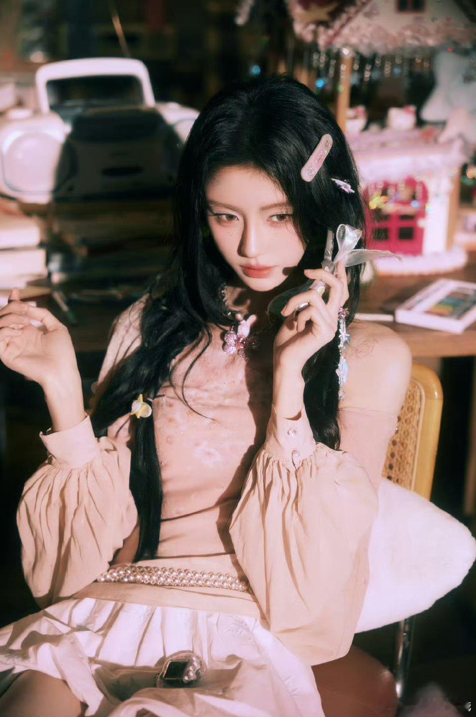 鞠婧祎珍珠腰链这个鞠婧祎一直在开大！ 被粉色胶片这套造型美晕了 