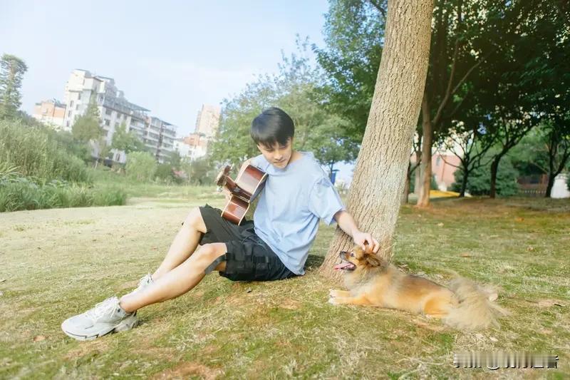 单身生活的轻盈感，是权衡利弊后的理性选择。

单身青年的可支配收入更自由，每年用