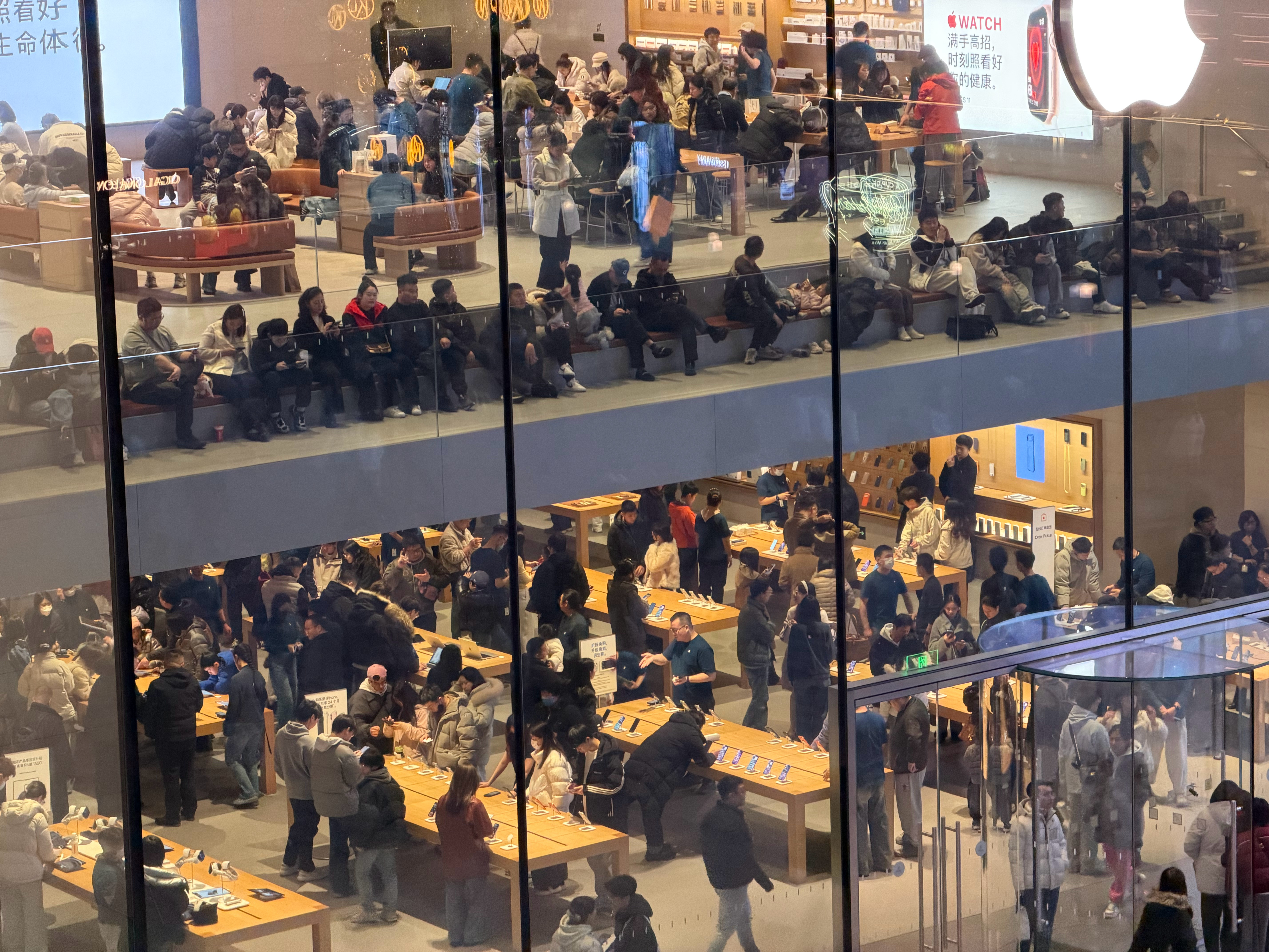 三里屯的苹果店人真多不知道大家都在干什么？也没啥新品呀 北京