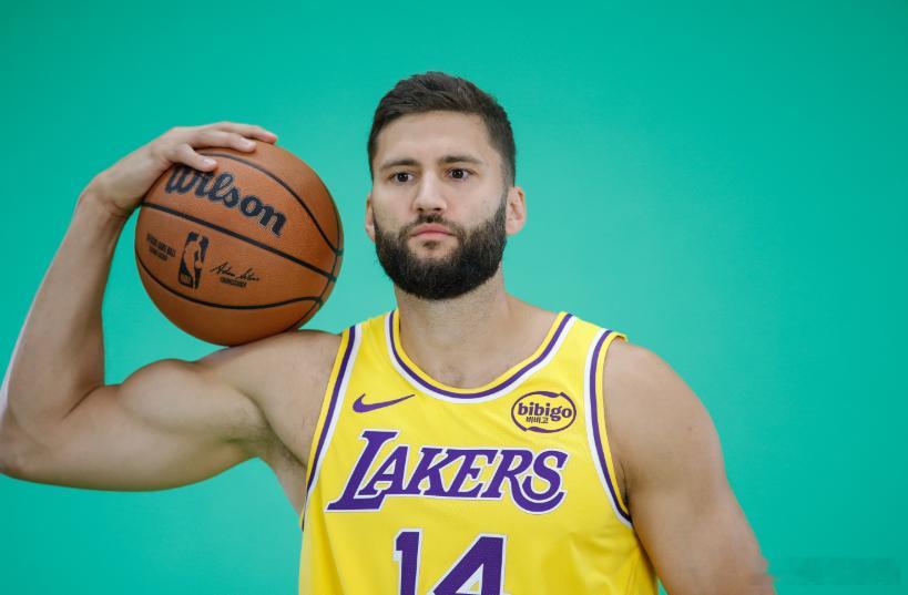 NBA常规赛，湖人108-106击败爵士。赛后，詹姆斯接受了记者采访。谈到克莱伯