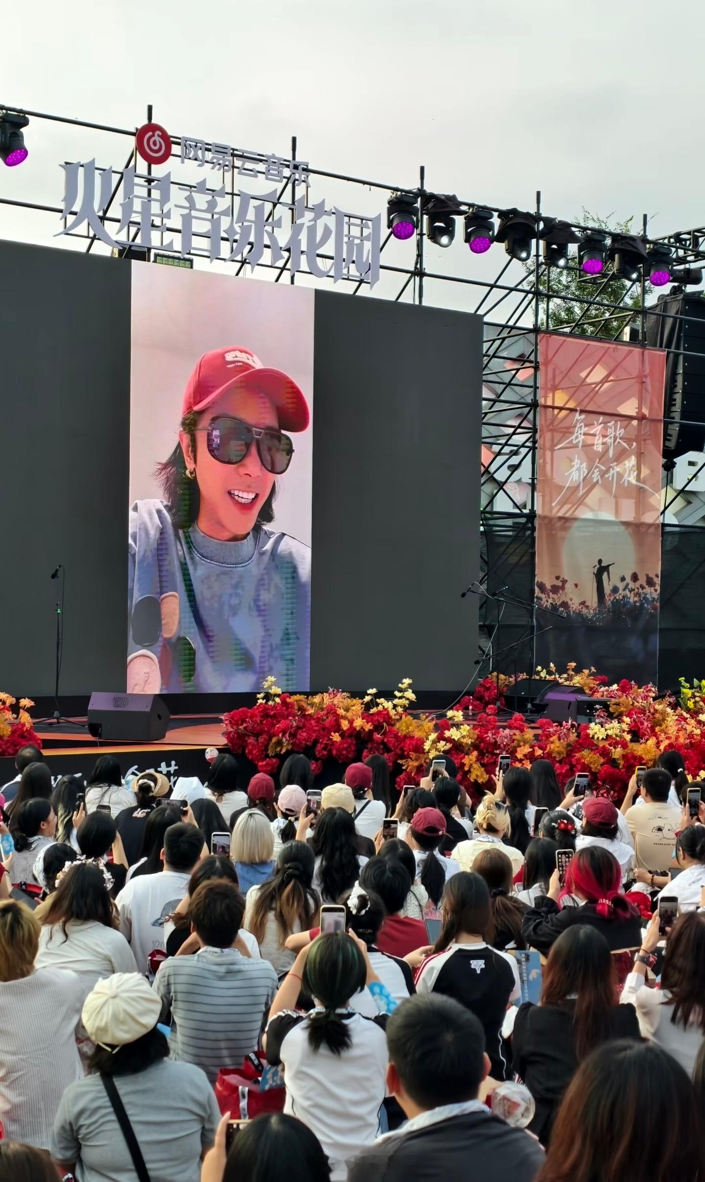 火星人又背着华晨宇开演唱会了🌠无人机编队在夜空变换图案，全场粉丝齐声合唱，这份