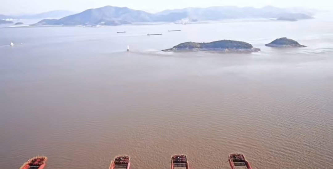 宁波短剧赛道全面升温 拍一部短剧，爱上一座城。这里的古巷烟火与现代楼宇，都是短剧