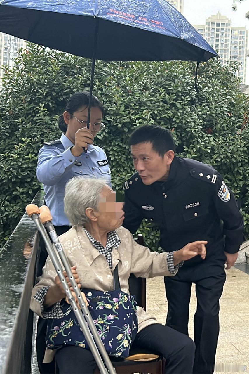 【#耄耋老人走失民警撑伞相助#】10月17日下午，安徽杏林派出所接辖区群众报警称